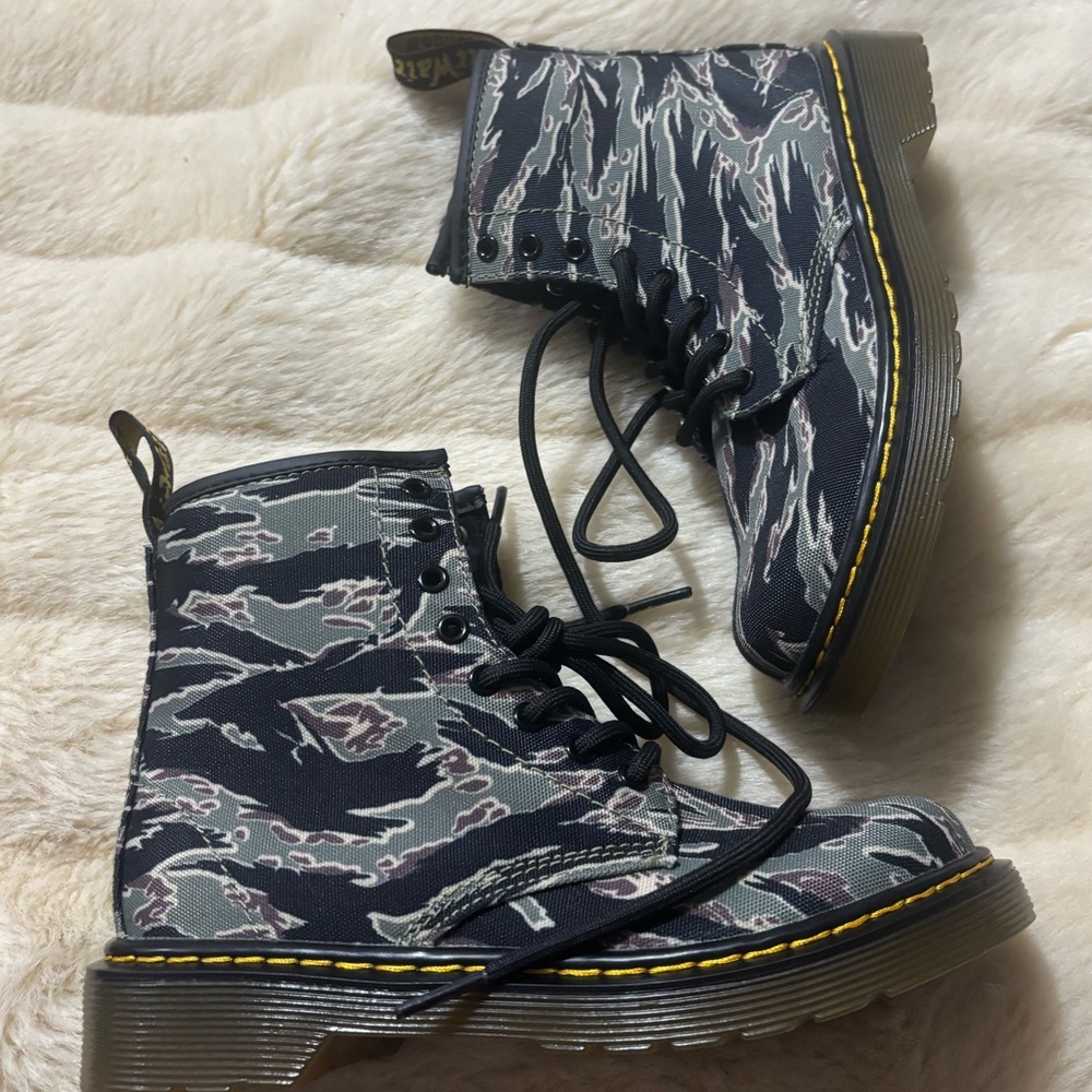 Dr. Martens Kids Boots in Black and Gray Camouflage